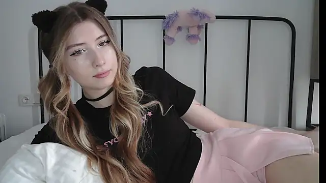 ErikaShyy online show from July 6, 2026, 10:01 am