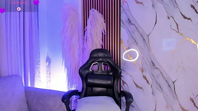 LiaFlowers online show from April 21, 2026, 12:34 am