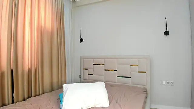 Lola Peach online show from February 15, 2026, 7:51 am