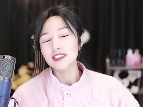 Nuyoah-77 online show from December 26, 2024, 6:33 pm