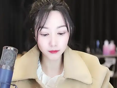 Nuyoah-77 online show from December 28, 2024, 7:01 pm