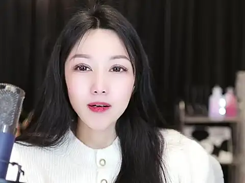 Nuyoah-77 online show from February 10, 2025, 5:41 pm