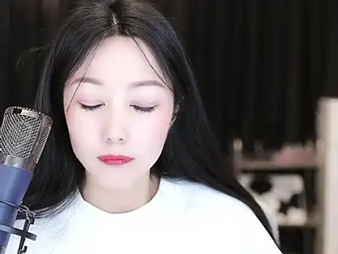 Nuyoah-77 online show from March 18, 2025, 6:04 pm