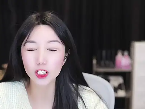 Nuyoah-77 online show from November 3, 2025, 3:35 pm