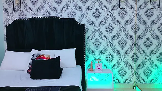 SaaraBrown online show from November 22, 2025, 4:17 pm