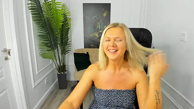 AgathaKlouin online show from October 7, 2025, 7:11 pm