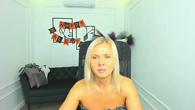 AgathaKlouin online show from October 30, 2025, 7:58 pm