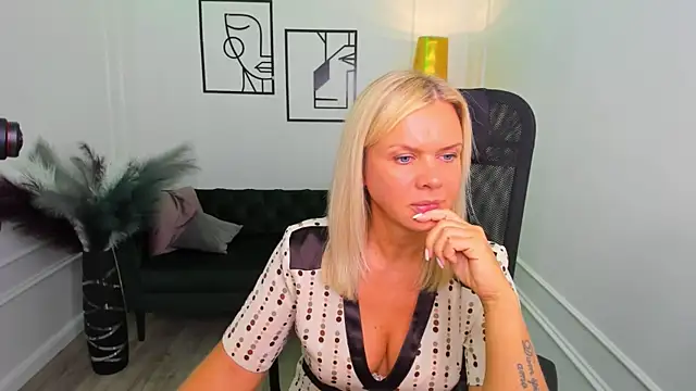 AgathaKlouin online show from January 18, 2026, 7:17 pm