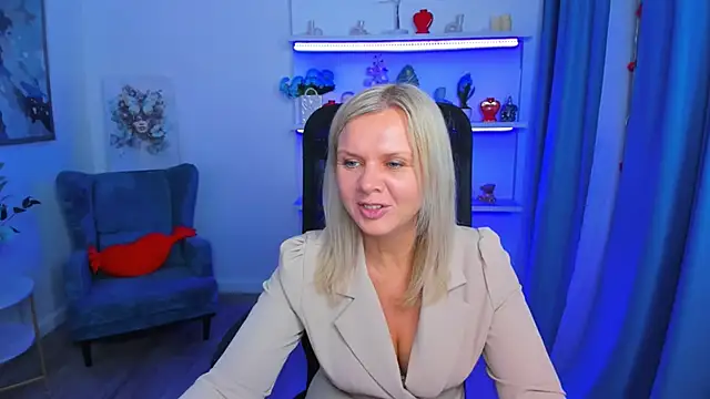 AgathaKlouin online show from February 19, 2026, 7:10 pm