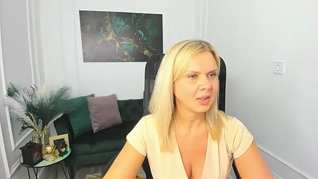 AgathaKlouin online show from March 3, 2026, 7:09 pm