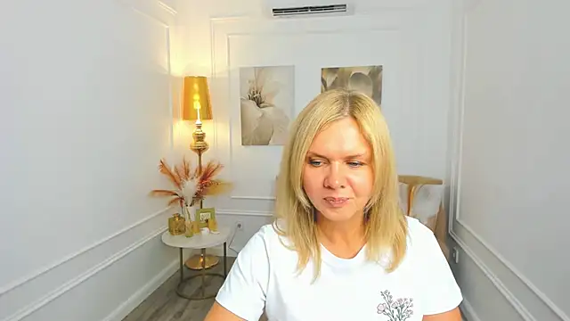 AgathaKlouin online show from May 21, 2026, 7:32 pm
