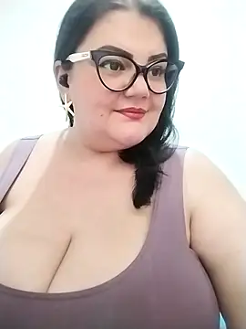 Snapshot of Madisonpalacio chatting on February 9, 2026, 6:23 pm Madisonpalacio online show from February 9, 2026, 6:23 pm