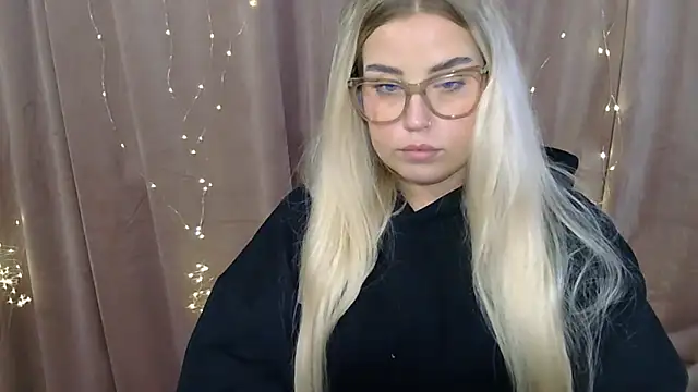 Snapshot of KristyHoney chatting on December 16, 2024, 7:48 am KristyHoney online show from December 16, 2024, 7:48 am