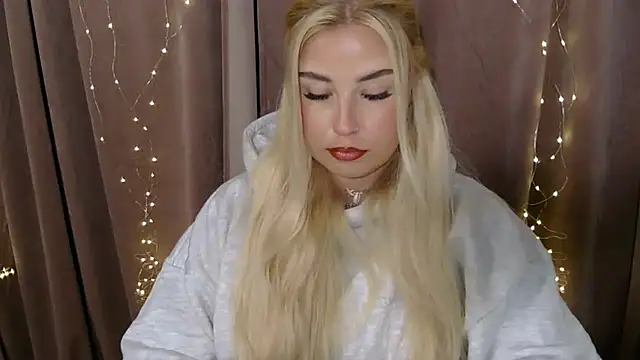Snapshot of KristyHoney chatting on January 6, 2025, 9:52 am KristyHoney online show from January 6, 2025, 9:52 am