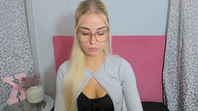 Snapshot of KristyHoney chatting on November 15, 2025, 9:11 pm KristyHoney online show from November 15, 2025, 9:11 pm