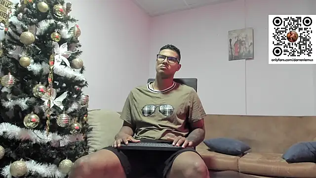 Snapshot of Darren_hot2 chatting on December 13, 2024, 7:53 pm Darren hot2 online show from December 13, 2024, 7:53 pm