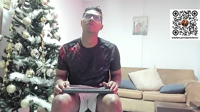 Snapshot of Darren_hot2 chatting on January 4, 2025, 7:34 pm Darren hot2 online show from January 4, 2025, 7:34 pm