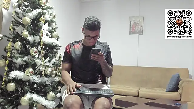 Snapshot of Darren_hot2 chatting on January 4, 2025, 10:34 pm Darren hot2 online show from January 4, 2025, 10:34 pm