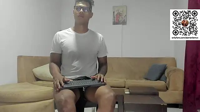 Snapshot of Darren_hot2 chatting on January 29, 2025, 8:29 am Darren hot2 online show from January 29, 2025, 8:29 am