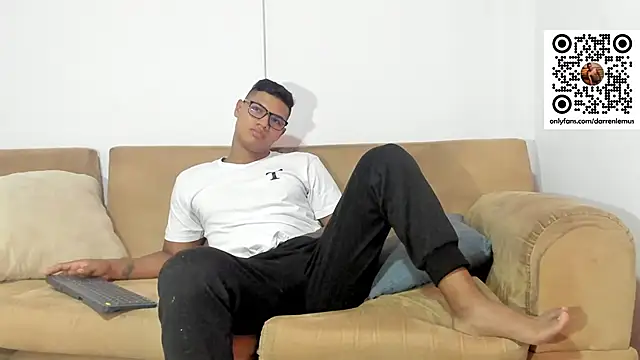 Snapshot of Darren_hot2 chatting on February 7, 2025, 9:26 pm Darren hot2 online show from February 7, 2025, 9:26 pm