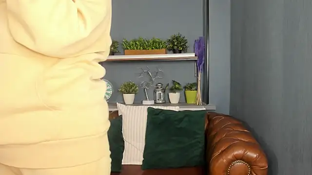 JesiaFoxi online show from February 6, 2025, 12:26 pm