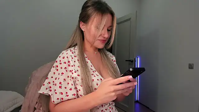  cometoseeme  online show from September 21, 2025, 5:58 pm