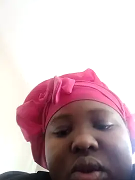 Snapshot of queenxdede chatting on October 27, 2025, 1:04 pm queenxdede online show from October 27, 2025, 1:04 pm