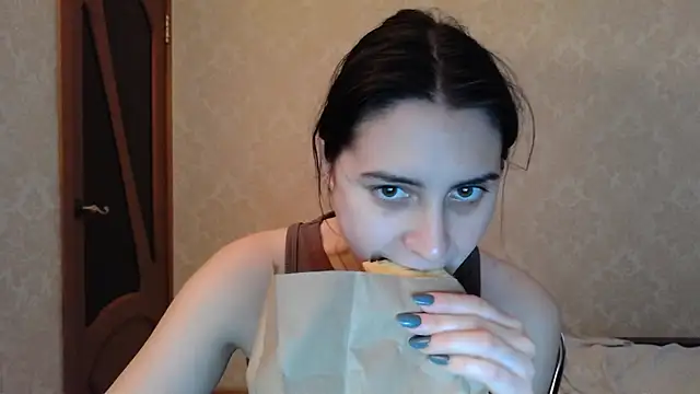 Snapshot of Kashtanka_ chatting on December 13, 2024, 6:10 am Kashtanka online show from December 13, 2024, 6:10 am