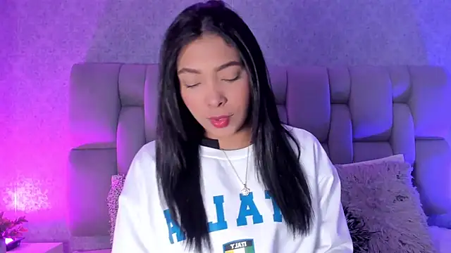 KarolRojas  online show from October 6, 2025, 3:37 am