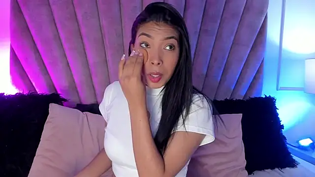 KarolRojas  online show from November 10, 2025, 12:15 pm