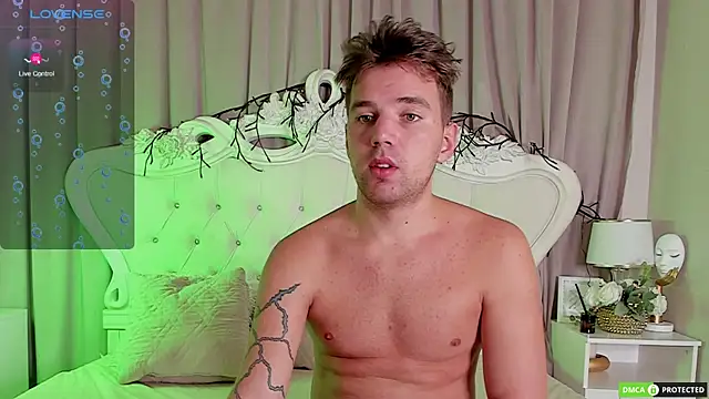 ArthurWhitee online show from January 17, 2026, 3:22 am