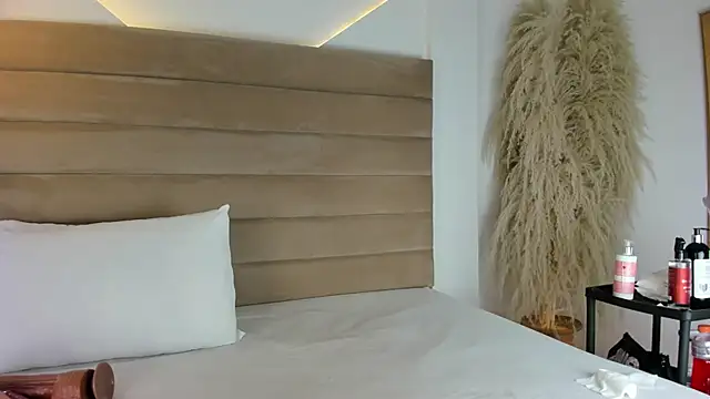 Snapshot of IsabellaJonns chatting on February 12, 2025, 4:23 am IsabellaJonns online show from February 12, 2025, 4:23 am