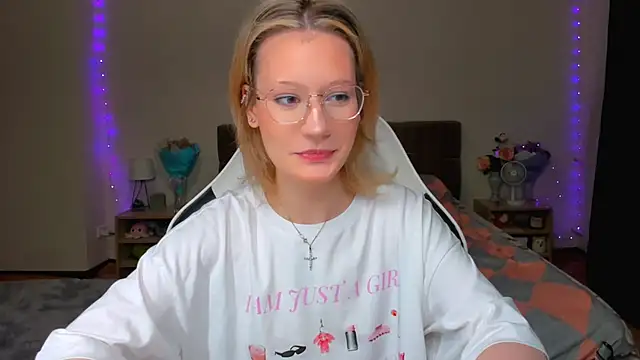 Snapshot of DearLia chatting on September 13, 2025, 9:25 pm DearLia online show from September 13, 2025, 9:25 pm