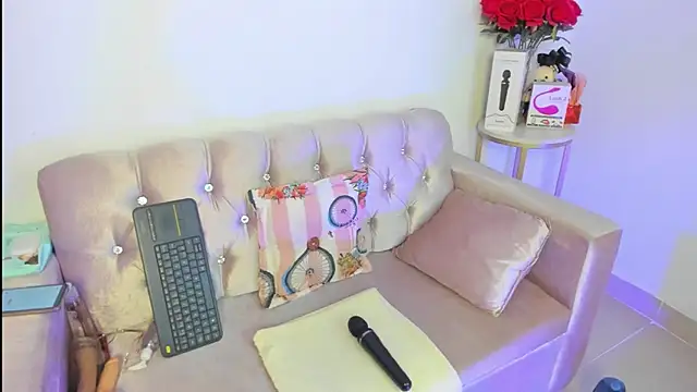 alanavega11 online show from September 10, 2025, 1:11 pm