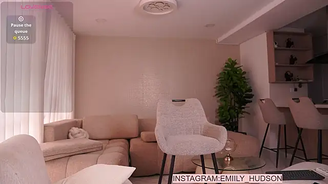 emily huddson  online show from April 15, 2026, 9:04 pm