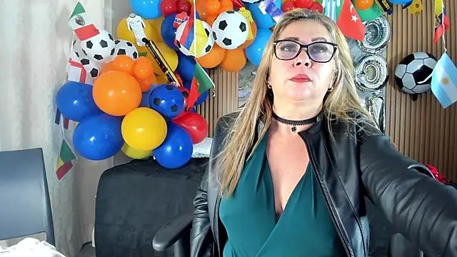 Snapshot of Danna_topless chatting on June 18, 2026, 12:09 pm Danna topless online show from June 18, 2026, 12:09 pm