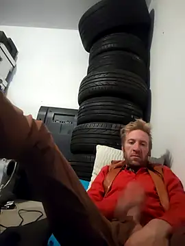 Snapshot of bentoverblonde chatting on November 18, 2025, 5:17 pm bentoverblonde online show from November 18, 2025, 5:17 pm