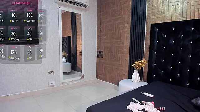 Snapshot of Laross25 chatting on February 15, 2026, 8:27 pm Laross25 online show from February 15, 2026, 8:27 pm