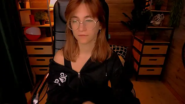 Moon13152 online show from October 7, 2025, 8:39 pm