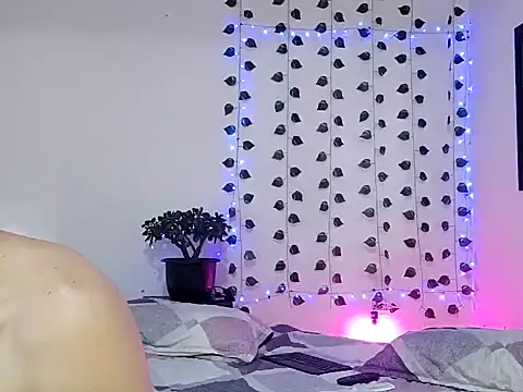 hotlatin92 online show from December 30, 2024, 1:36 pm