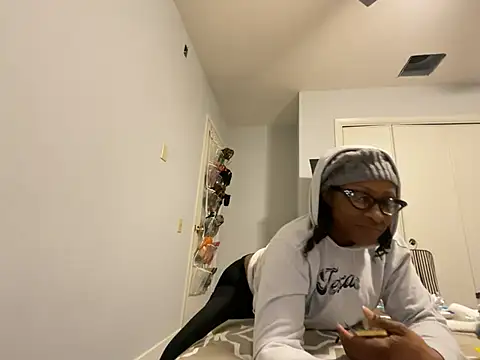Snapshot of wynterheat chatting on January 16, 2025, 2:08 pm wynterheat online show from January 16, 2025, 2:08 pm