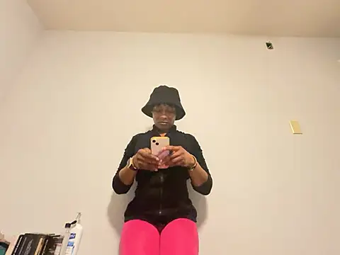 Snapshot of wynterheat chatting on February 9, 2025, 8:22 am wynterheat online show from February 9, 2025, 8:22 am