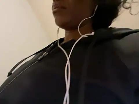 Snapshot of wynterheat chatting on March 1, 2025, 3:32 am wynterheat online show from March 1, 2025, 3:32 am