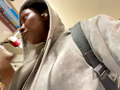 Snapshot of wynterheat chatting on November 4, 2025, 12:15 pm wynterheat online show from November 4, 2025, 12:15 pm