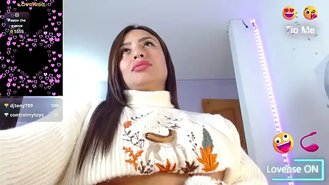 Snapshot of Paulina_627 chatting on January 28, 2025, 5:35 pm Paulina 627 online show from January 28, 2025, 5:35 pm