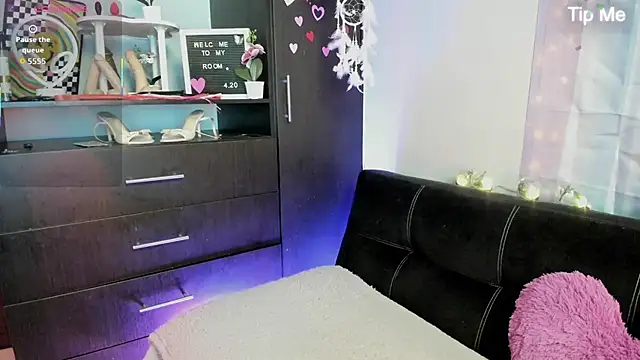 Emilytafur online show from November 22, 2025, 5:45 pm