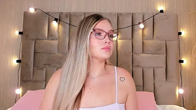 Snapshot of GaiaBaker chatting on October 4, 2025, 2:20 am GaiaBaker online show from October 4, 2025, 2:20 am