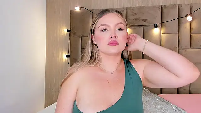 Snapshot of GaiaBaker chatting on October 7, 2025, 7:22 pm GaiaBaker online show from October 7, 2025, 7:22 pm