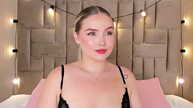 Snapshot of GaiaBaker chatting on October 8, 2025, 4:37 pm GaiaBaker online show from October 8, 2025, 4:37 pm