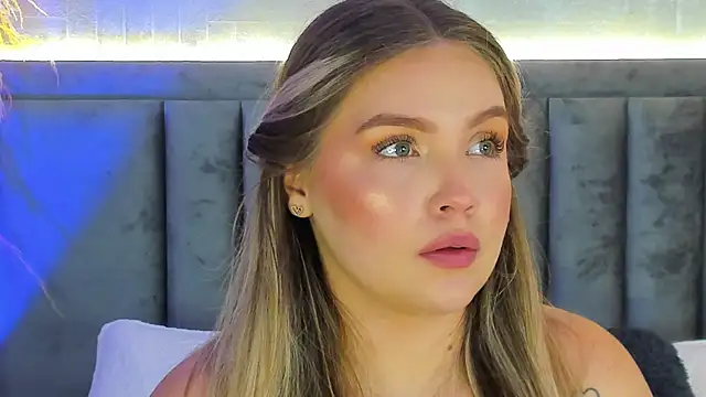 Snapshot of GaiaBaker chatting on October 18, 2025, 4:41 pm GaiaBaker online show from October 18, 2025, 4:41 pm